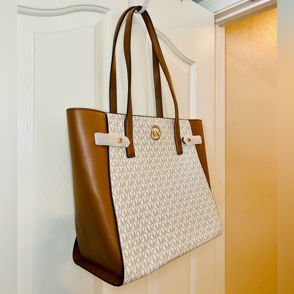 NEW! Michael Kors Vanilla MK Signature Large Carmen Logo Tote - Picture 5 of 13